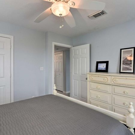 Oceanfront Galveston Home - Walk To Beach! Exterior photo